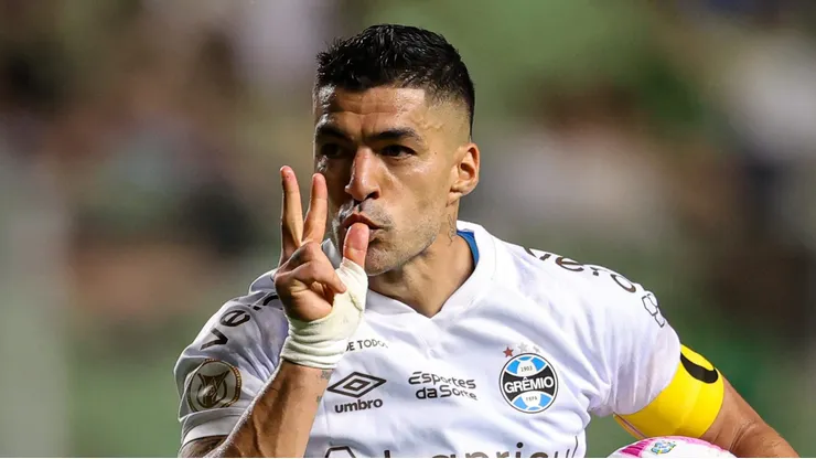 Suárez comemorando gol contra o Coelho.