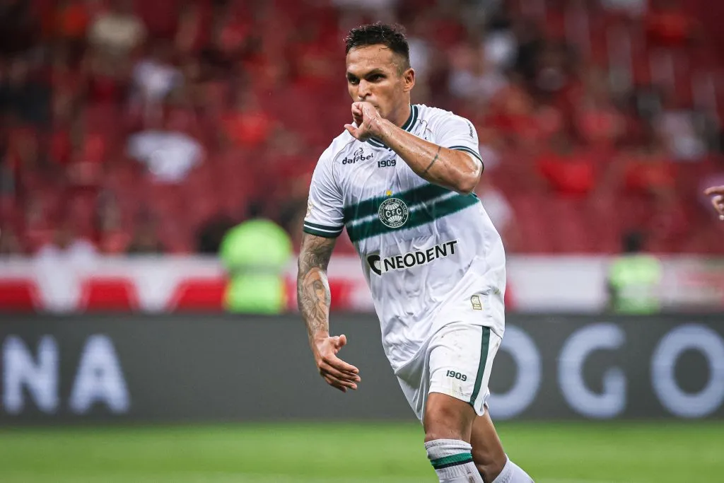 Foto: Maxi Franzoi/AGIF – Robson brilhou contra o Internacional.