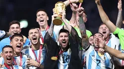 Messi levantando a taça da Copa do Mundo 2022. Foto: Julian Finney/Getty Images.