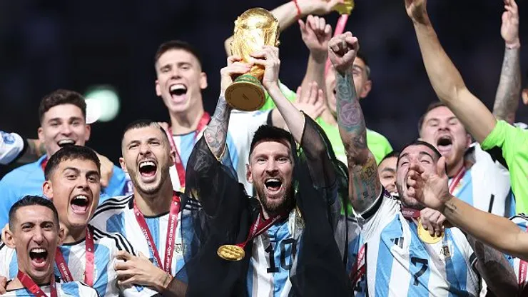 Messi levantando a taça da Copa do Mundo 2022. Foto: Julian Finney/Getty Images.