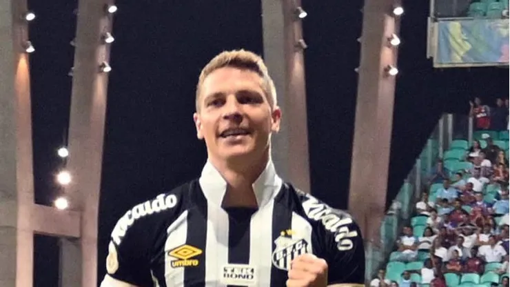 Julio Furch, jogador do Santos comemora seu gol durante partida contra o Bahia no estadio Arena Fonte Nova pelo campeonato Brasileiro A 2023. Foto: Walmir Cirne/AGIF