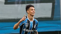 Ferreirinha jogador do Grêmio comemora seu gol na Arena do Grêmio Foto: Maxi Franzoi/AGIF