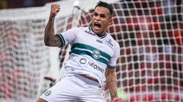 Foto: Maxi Franzoi/AGIF - Robson: atacante desabafou após vitória do Coxa