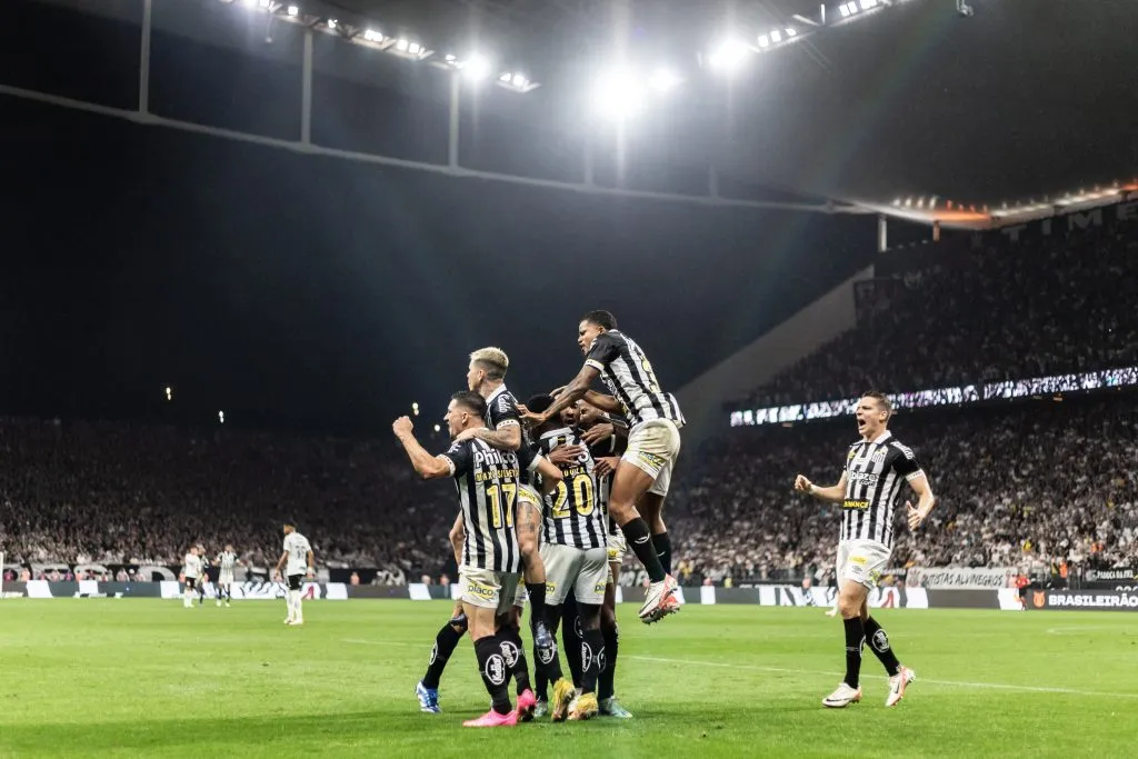 Mendoza comemorando seu gol no empate entre Santos e Corinthians pelo Campeonato Brasileiro – Foto: Abner Dourado/AGIF