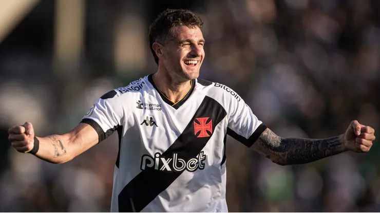 Foto: Isabela Azine/AGIF - Vegetti jogador do Vasco comemora seu gol durante partida contra o Goias no estadio Serrinha pelo campeonato Brasileiro A 2023.