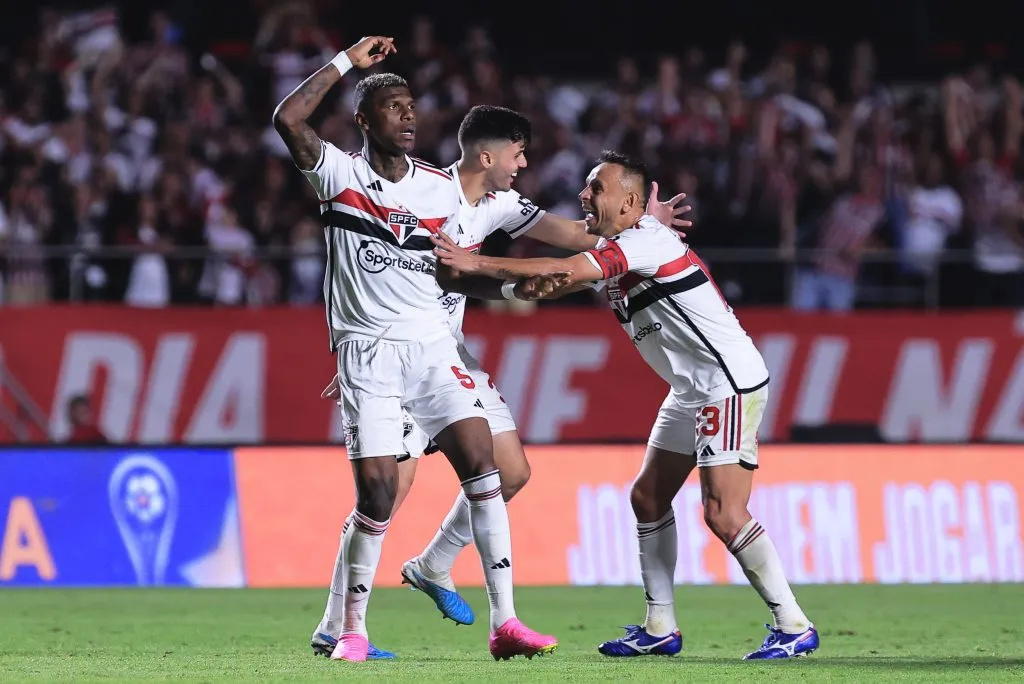Foto: Ettore Chiereguini/AGIF – Arboleda jogador do Sao Paulo comemora seu gol durante partida contra o LDU no estadio Morumbi pelo campeonato Copa Sul-Americana 2023.