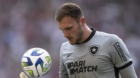 Foto: Jorge Rodrigues/AGIF - Lucas Perri goleiro do Botafogo durante partida contra o Fluminense no estadio Maracana pelo campeonato Brasileiro A 2023.
