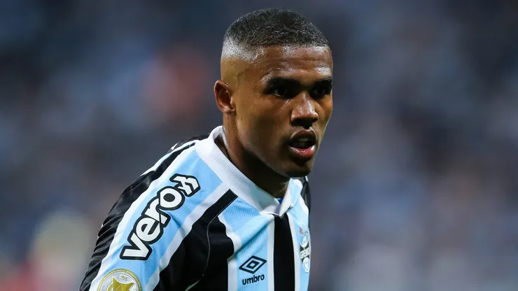 Foto: Pedro H. Tesch/AGIF - Douglas Costa foi pedido junto com um atacante do Flamengo.