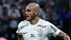 Foto: Fabio Giannelli/AGIF - Fabio Santos jogador do Corinthians durante partida contra o Santos no estadio Arena Corinthians pelo campeonato Brasileiro A 2023.