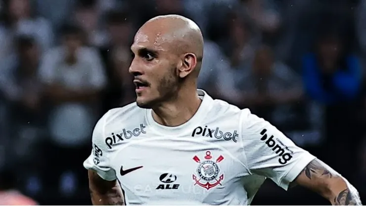 Foto: Fabio Giannelli/AGIF - Fabio Santos jogador do Corinthians durante partida contra o Santos no estadio Arena Corinthians pelo campeonato Brasileiro A 2023.