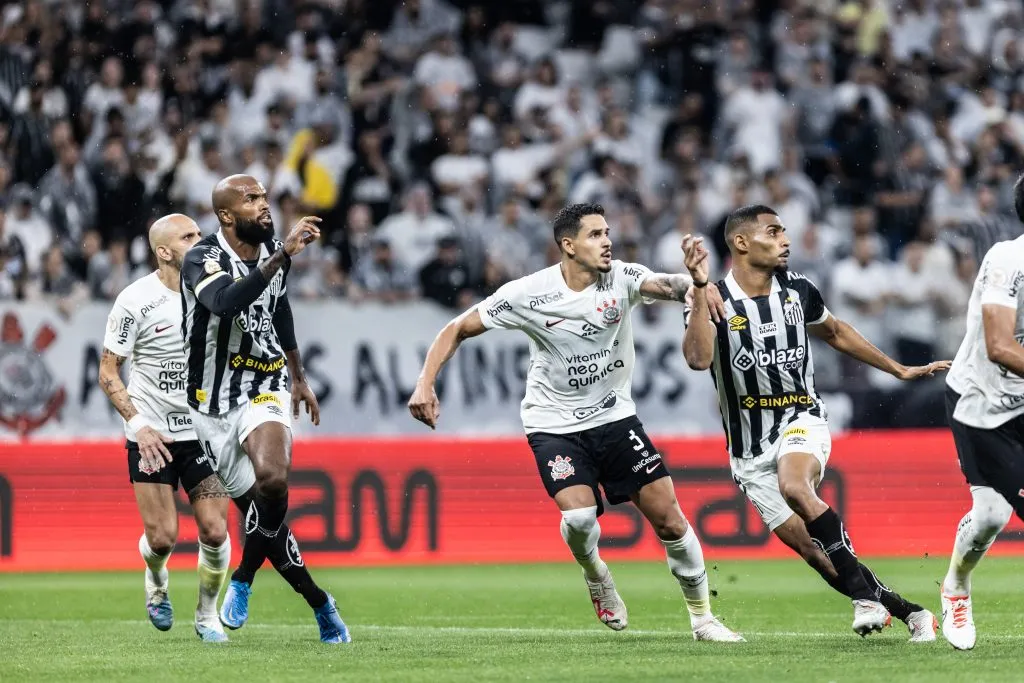 Foto: Abner Dourado/AGIF – Lucas Verissimo jogador do Corinthians disputa lance com Joaquim jogador do Santos durante partida no estadio Arena Corinthians pelo campeonato Brasileiro A 2023.