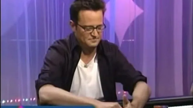 Matthew Perry jogando poker em torneo de celebridades