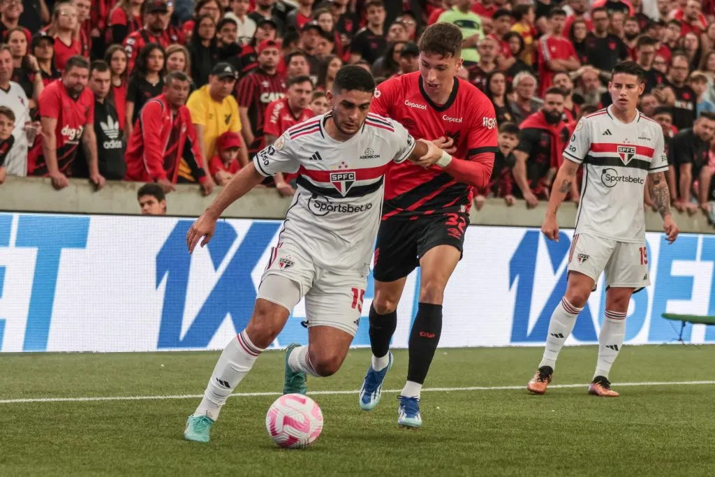 PR – CURITIBA – 29/10/2023 – BRASILEIRO A 2023, ATHLETICO-PR X SAO PAULO – Luciano Arriagada jogador do Athletico-PR disputa lance com Michel Araujo jogador do Sao Paulo durante partida no estadio Arena da Baixada pelo campeonato Brasileiro A 2023. Foto: Robson Mafra/AGIF