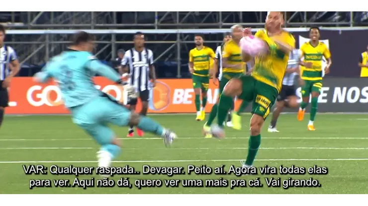 Foto: Reprodução/CBF - Lance entre Perri e Isidro, do Cuiabá, deu o que falar até hoje por conta do VAR