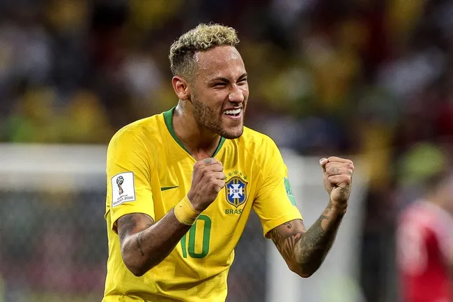 Foto: Ale Cabral/AGIF – Neymar torcia para o Palmeiras na infância