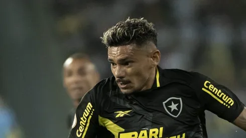 Tiquinho Soares jogador do Botafogo durante partida contra o Athletico-PR no estadio Engenhao pelo campeonato Brasileiro A 2023. Foto: Jorge Rodrigues/AGIF
