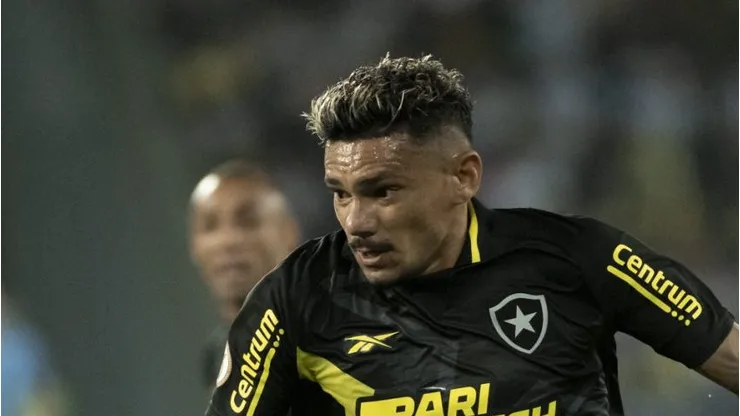 Tiquinho Soares jogador do Botafogo durante partida contra o Athletico-PR no estadio Engenhao pelo campeonato Brasileiro A 2023. Foto: Jorge Rodrigues/AGIF