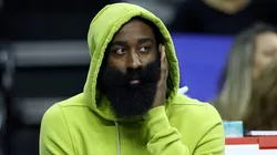 Harden assistindo o jogo entre Sixers e Blazers
