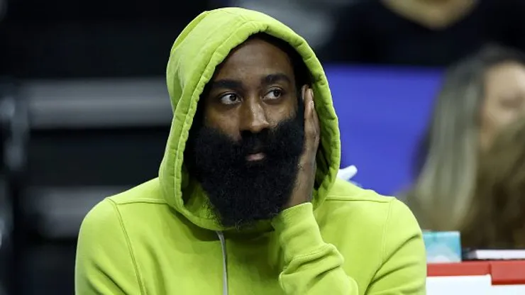 Harden assistindo o jogo entre Sixers e Blazers