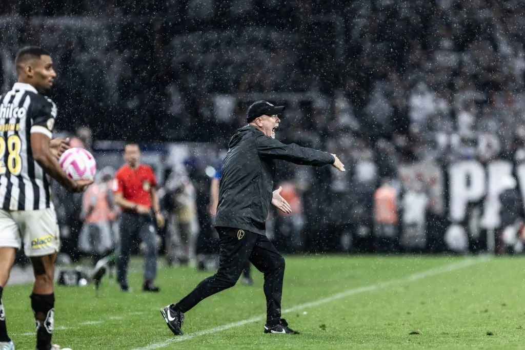 SP – SAO PAULO – 29/10/2023 – BRASILEIRO A 2023, CORINTHIANS X SANTOS – Mano Menezes tecnico do Corinthians durante partida contra o Santos no estadio Arena Corinthians pelo campeonato Brasileiro A 2023.  Foto: Abner Dourado/AGIF