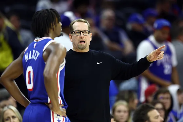 Nick Nurse com Maxey, que virou o armador titular na ausência de Harden. Foto: Getty Images