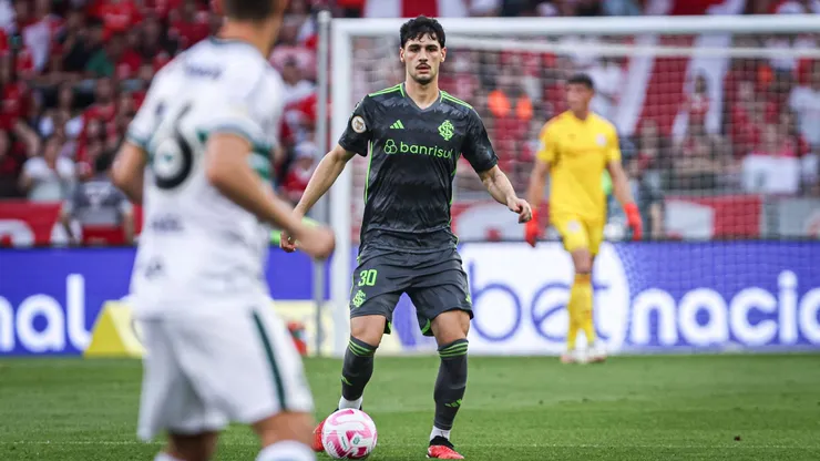 Johnny jogador do Internacional durante partida contra o Coritiba no estadio Beira-Rio pelo campeonato Brasileiro A 2023. Foto: Maxi Franzoi/AGIF