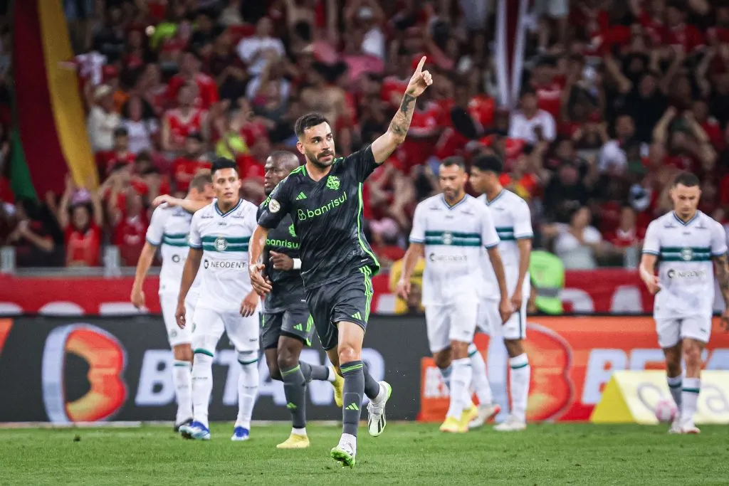 Bruno Henrique jogador do Internacional comemora seu gol durante partida contra o Coritiba no estadio Beira-Rio pelo campeonato Brasileiro A 2023. Foto: Maxi Franzoi/AGIF