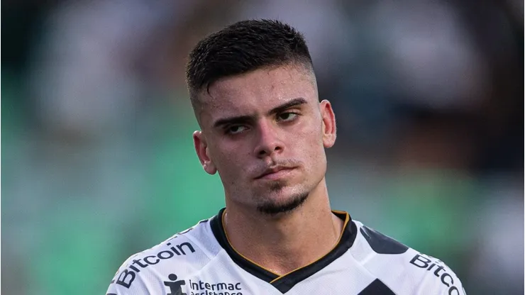 Gabriel Pec jogador do Vasco durante partida contra o Goias no estadio Serrinha pelo campeonato Brasileiro A 2023. Foto: Isabela Azine/AGIF