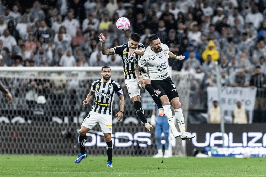 Foto: Abner Dourado/AGIF – Disputa entre Fernández e Renato no clássico de domingo (29).