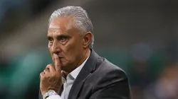 Técnico Tite à frente do comando do Flamengo em jogo do Brasileirão (Photo by Pedro H. Tesch/Getty Images)