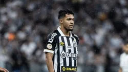 Marcos Leonardo em ação diante do Corinthians