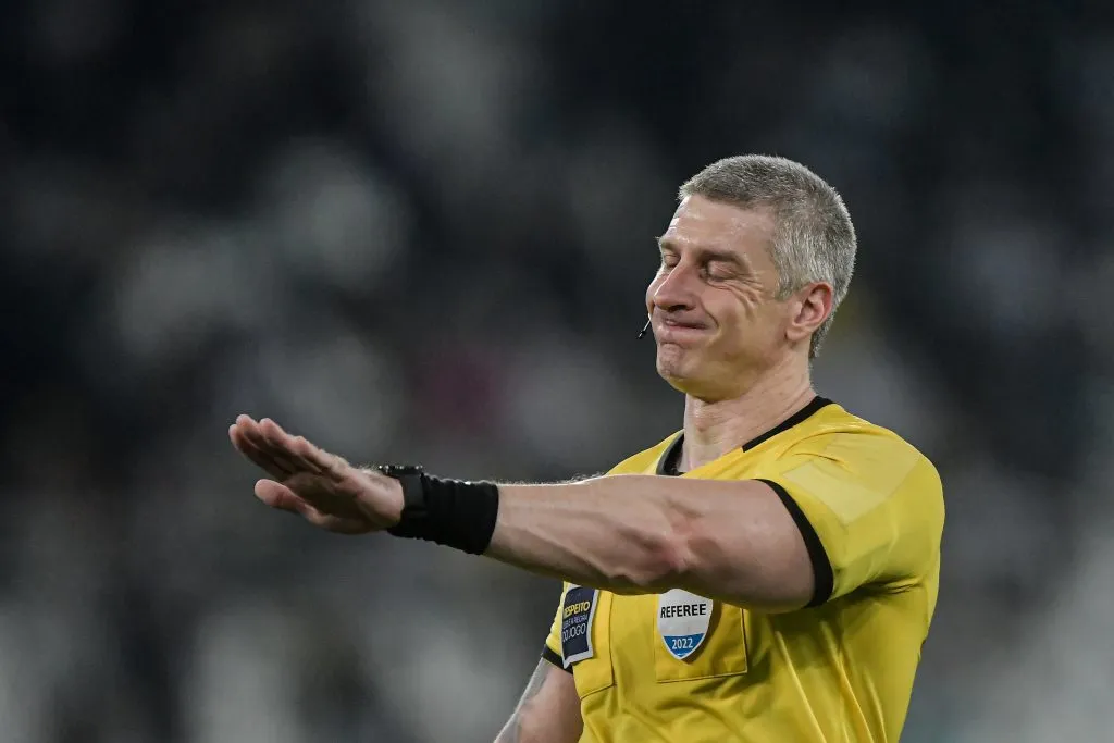 RJ – Rio de Janeiro – 23/07/2022 – BRASILEIRO A 2022, BOTAFOGO X ATHLETICO-PR – O arbitro Anderson Daronco durante partida entre Botafogo e Athletico-PR no estadio Engenhao pelo campeonato Brasileiro A 2022. Foto: Thiago Ribeiro/AGIF