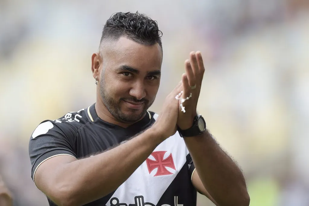 RJ – RIO DE JANEIRO – 20/08/2023 – BRASILEIRO A 2023, VASCO X ATLETICO-MG – Dimitry Payet jogador do Vasco apresentado a torcida antes da partida contra o Atletico-MG no estadio Maracana pelo campeonato Brasileiro A 2023. Foto: Alexandre Loureiro/AGIF