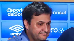 RS - FUTEBOL/COLETIVA GREMIO - ESPORTES - Presidente do Gremio, Alberto Guerra, ao lado do Vice-presidente de Futebol Paulo Callefi, dos médicos Paulo Rabaldo e Márcio Dornelles, do técnico Renato Portaluppi e do zagueiro Pedro Geromel, concede entrevista coletiva junto com o atleta Lucas Leiva. FOTO: LUCAS UEBEL/GREMIO FBPA