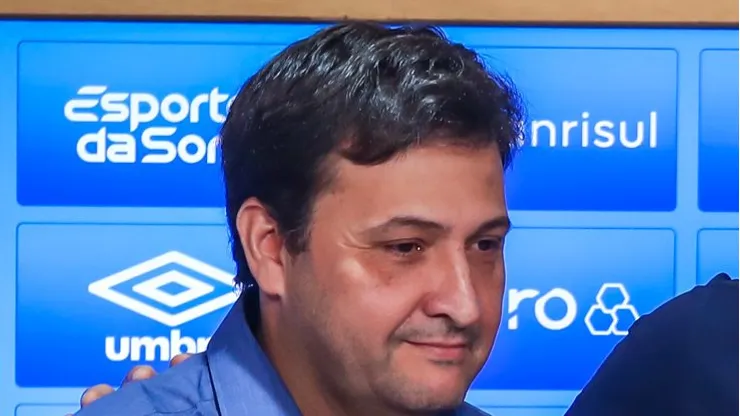 RS - FUTEBOL/COLETIVA GREMIO - ESPORTES - Presidente do Gremio, Alberto Guerra, ao lado do Vice-presidente de Futebol Paulo Callefi, dos médicos Paulo Rabaldo e Márcio Dornelles, do técnico Renato Portaluppi e do zagueiro Pedro Geromel, concede entrevista coletiva junto com o atleta Lucas Leiva. FOTO: LUCAS UEBEL/GREMIO FBPA
