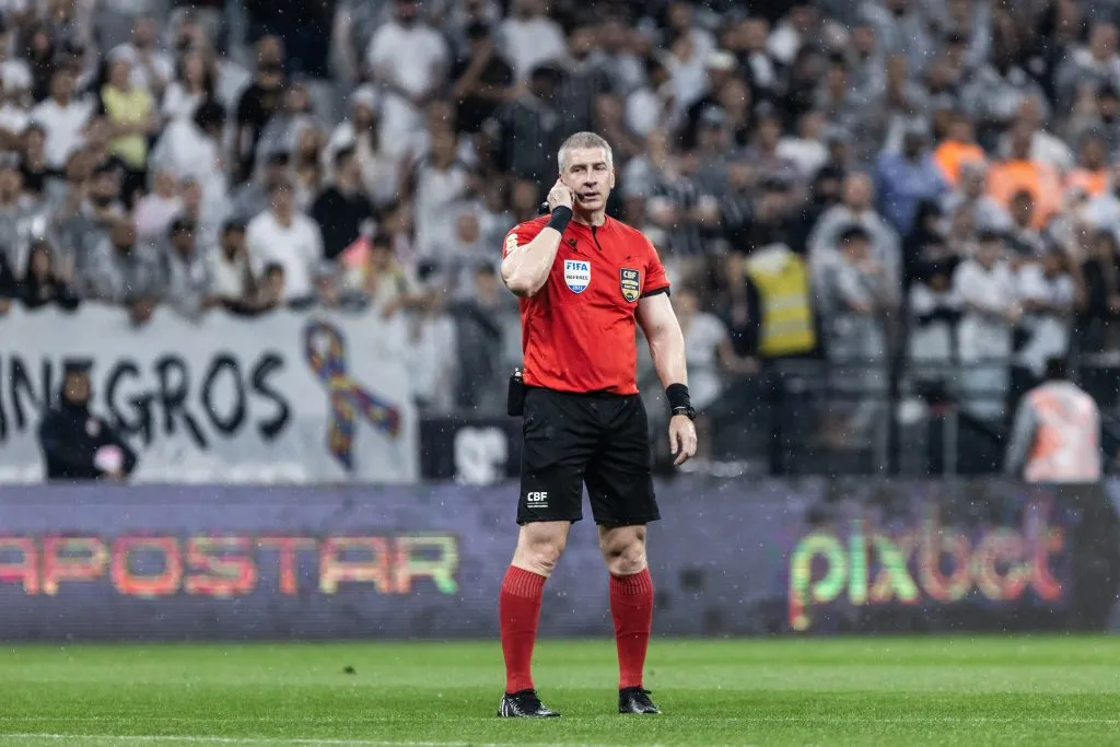 SP – SAO PAULO – 29/10/2023 – BRASILEIRO A 2023, CORINTHIANS X SANTOS – O arbitro Anderson Daronco durante partida entre Corinthians e Santos no estadio Arena Corinthians pelo campeonato Brasileiro A 2023. Foto: Abner Dourado/AGIF