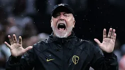 Foto: Fabio Giannelli/AGIF - Mano Menezes tecnico do Corinthians durante partida contra o Santos no estadio Arena Corinthians pelo campeonato Brasileiro A 2023.