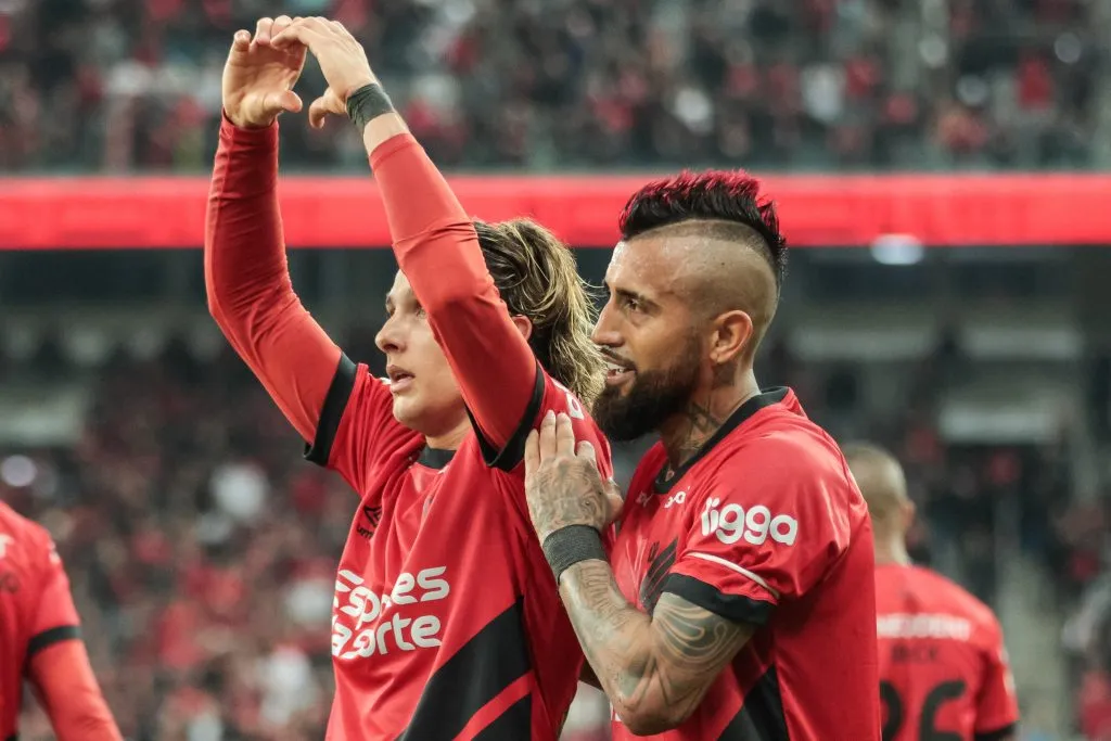 Foto: Robson Mafra/AGIF – Agustin Canobbio jogador do Athletico-PR comemora seu gol com Arturo Vidal jogador da sua equipe durante partida contra o Cuiaba no estadio Arena da Baixada pelo campeonato Brasileiro A 2023.