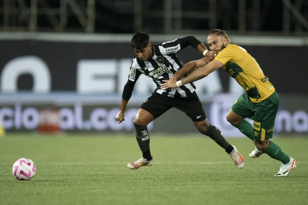 RJ – RIO DE JANEIRO – 29/10/2023 – BRASILEIRO A 2023, BOTAFOGO X CUIABA – Di Placido jogador do Botafogo disputa lance com Pitta jogador do Cuiaba durante partida no estadio Engenhao pelo campeonato Brasileiro A 2023. Foto: Jorge Rodrigues/AGIF