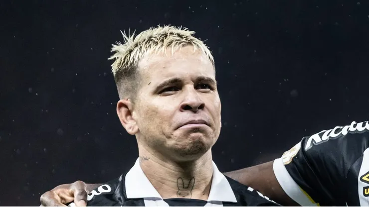 Mendoza jogador do Santos comemora seu gol com Soteldo jogador da sua equipe durante partida contra o Corinthians no estadio Arena Corinthians pelo campeonato Brasileiro A 2023. Foto: Abner Dourado/AGIF