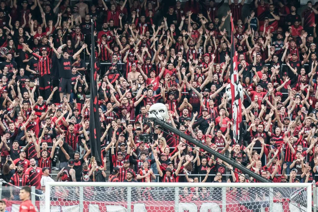 Torcida do Athletico-PR durante partida contra Sao Paulo no estadio Arena da Baixada pelo campeonato Brasileiro A 2023. Foto: Robson Mafra/AGIF