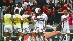 Pablo Maia jogador do Sao Paulo comemora seu gol com jogadores do seu time durante partida contra o Athletico-PR no estadio Arena da Baixada pelo campeonato Brasileiro A 2023. Foto: Gabriel Machado/AGIF