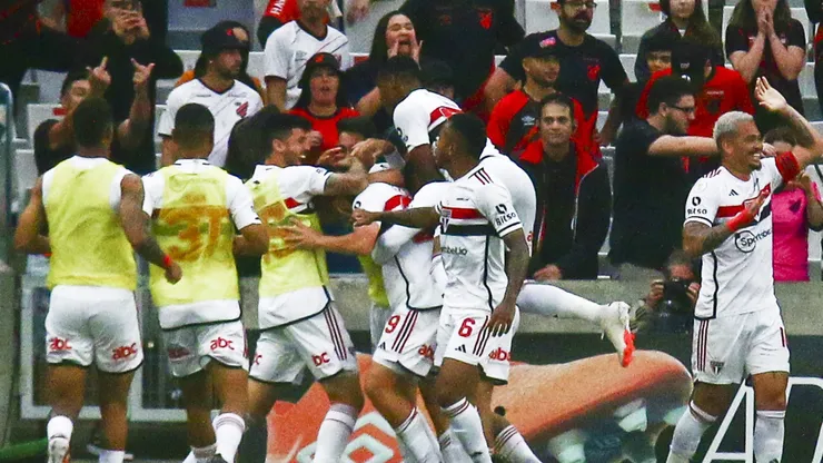 Pablo Maia jogador do Sao Paulo comemora seu gol com jogadores do seu time durante partida contra o Athletico-PR no estadio Arena da Baixada pelo campeonato Brasileiro A 2023. Foto: Gabriel Machado/AGIF
