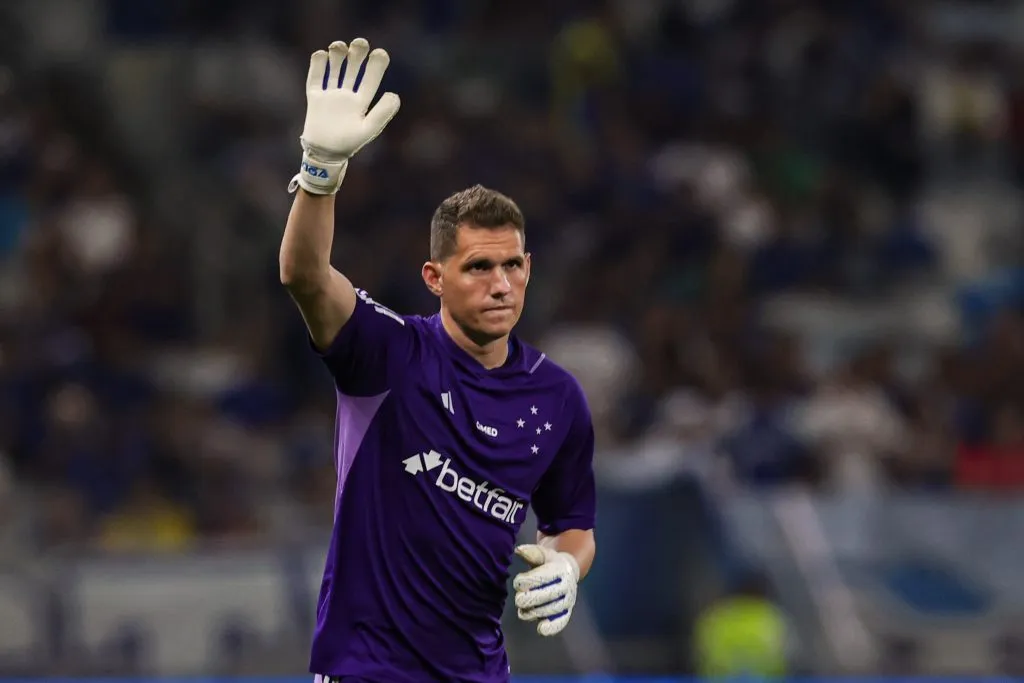 Foto: Gilson Lobo/AGIF – Rafael Cabral jogador do Cruzeiro disputa lance com jogador do Corinthians durante partida no estádio Mineirão pelo campeonato Brasileiro A 2023.