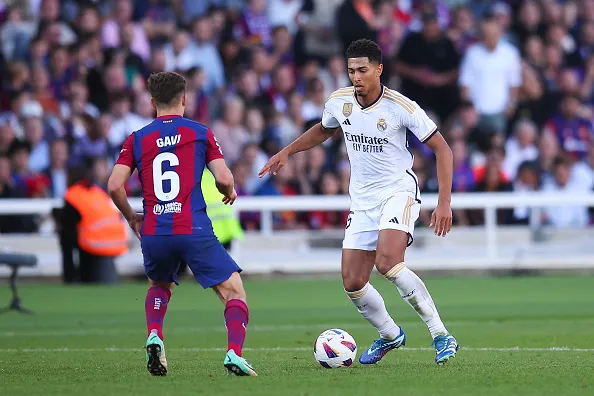 Duelo de Bellingham x Gavi (Photo by Eric Alonso/Getty Images)