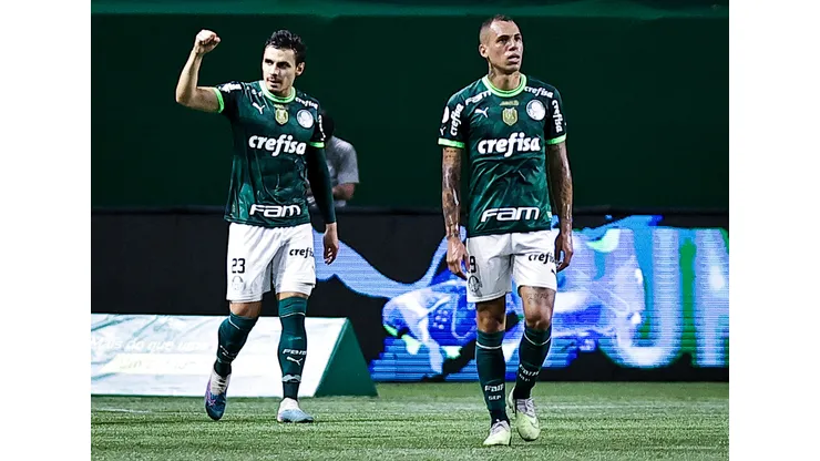 SP - SAO PAULO - 28/10/2023 - BRASILEIRO A 2023, PALMEIRAS X BAHIA - Raphael Veiga jogador do Palmeiras comemora seu gol durante partida contra o Bahia no estadio Arena Allianz Parque pelo campeonato Brasileiro A 2023. Foto: Fabio Giannelli/AGIF