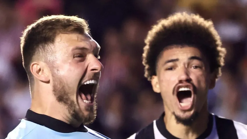 Foto: Marcello Zambrana/AGIF – Perri e Adryelson comemorando com a camisa do Fogão