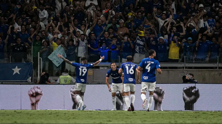 Marlon jogador do Cruzeiro comemora seu gol durante partida contra o Bahia no estadio Mineirao pelo campeonato Brasileiro A 2023. Foto: Fernando Moreno/AGIF