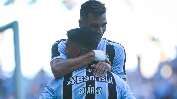 Franco Cristaldo jogador do Gremio comemora seu gol com Luis Suarez jogador da sua equipe durante partida contra o Avenida no estadio Arena do Gremio pelo campeonato Gaucho 2023. Foto: Maxi Franzoi/AGIF