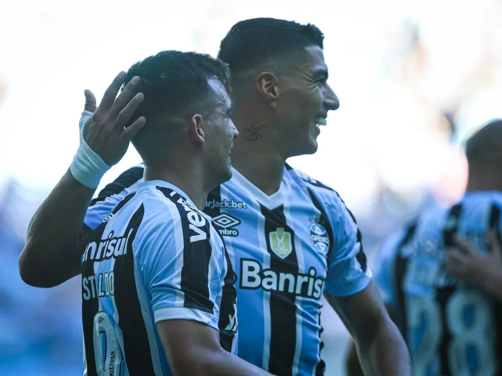 Franco Cristaldo jogador do Gremio comemora seu gol com Luis Suarez jogador da sua equipe durante partida contra o Avenida no estadio Arena do Gremio pelo campeonato Gaucho 2023. Foto: Maxi Franzoi/AGIF